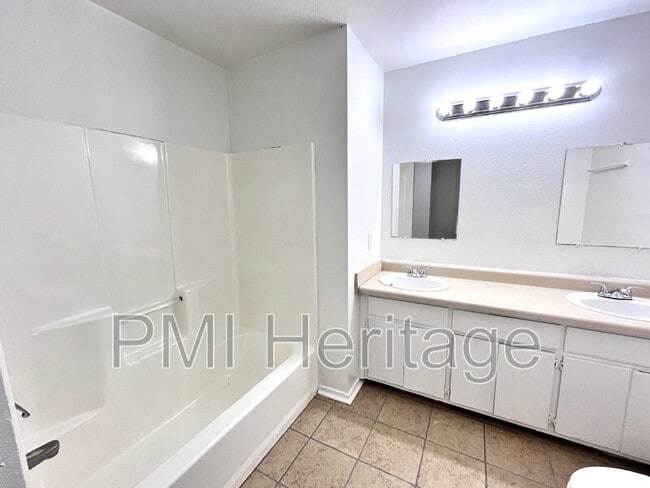 Building Photo - 606 Virginia St