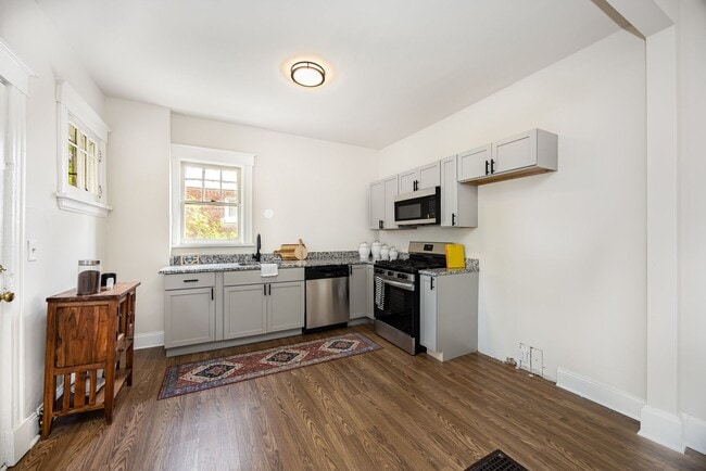 Building Photo - Move in by 4/1 for reduced rent special! Renovated 3 bedroom minutes from Hyde Park!