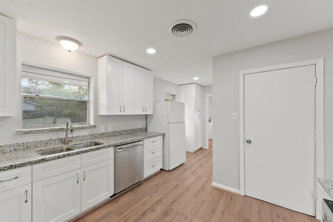 Building Photo - 3015 Peppermill Rd