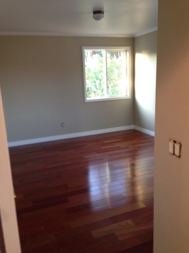 Building Photo - this will be gone this weekend! Rare change to rent a 2005 built 2 bedroom house HOUSE in Glassel...