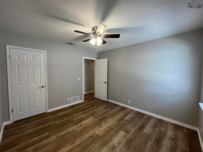 Building Photo - 5503 Hooper Dr