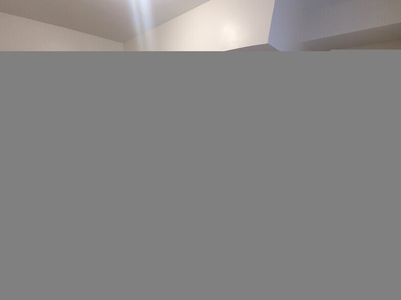 Building Photo - 6708 N Hermitage Ave