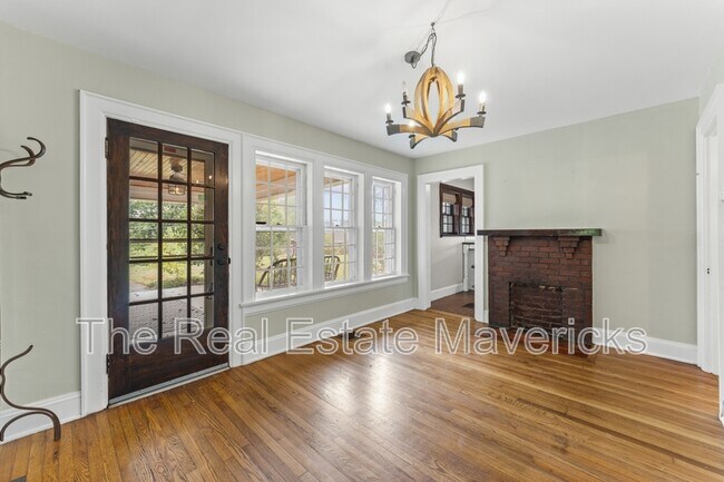 Building Photo - 3320 Montview Dr