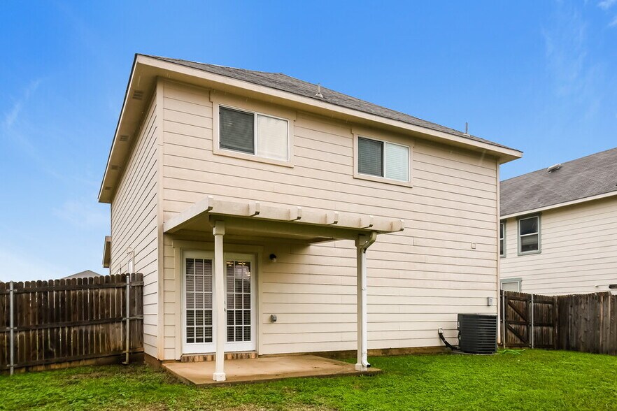 Building Photo - 205 Cres Ridge Dr