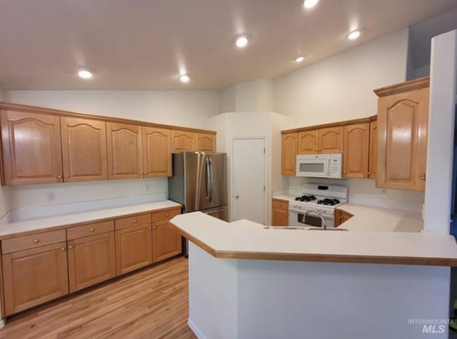 Building Photo - Charming 4-Bedroom Home in Eagle - Lawn Care Included!