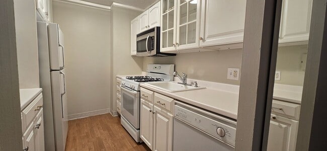Building Photo - Short walk to Longwood! Steps to T! Large ...