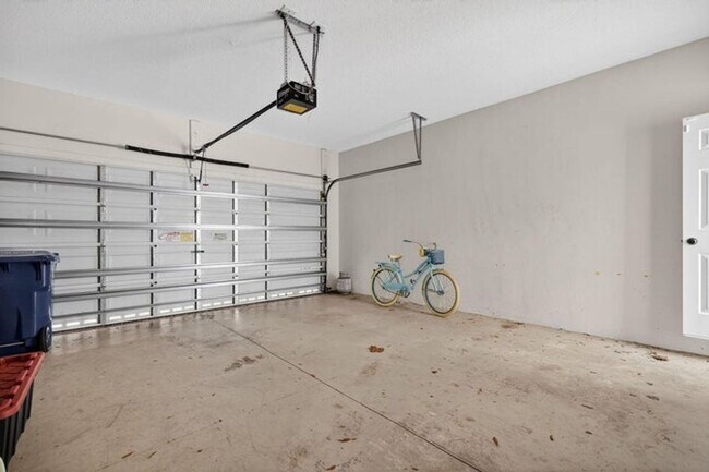 Building Photo - 203 E Thatch Palm Cir