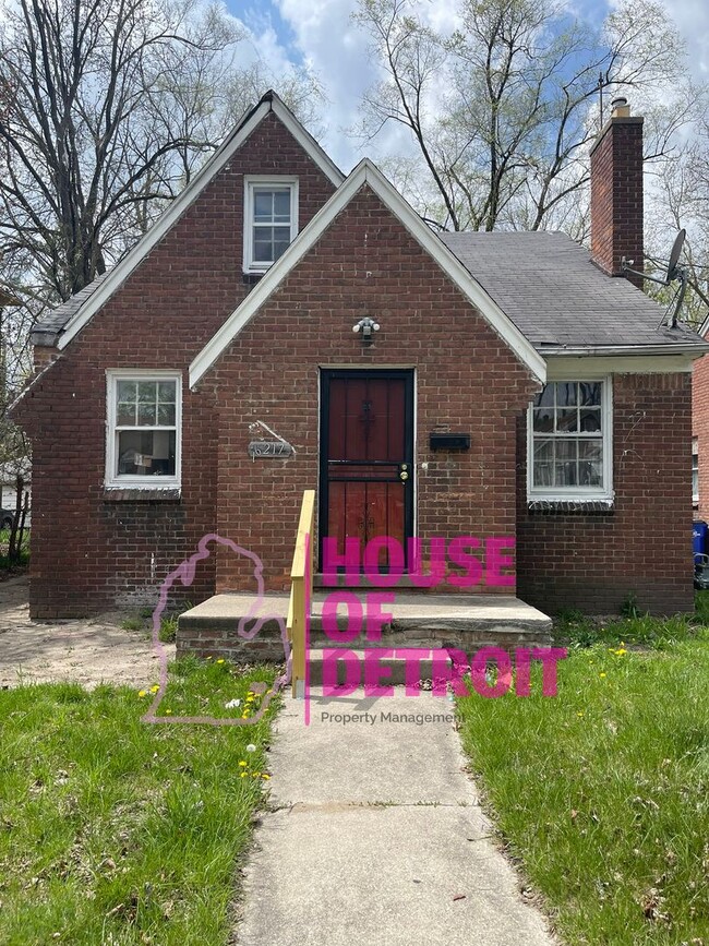 Building Photo - 3 BEDROOM 1 BATH BUNGALOW FREE PRE-SCREEN