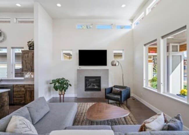 Building Photo - Beautiful Mid-Century Modern Home with lot...