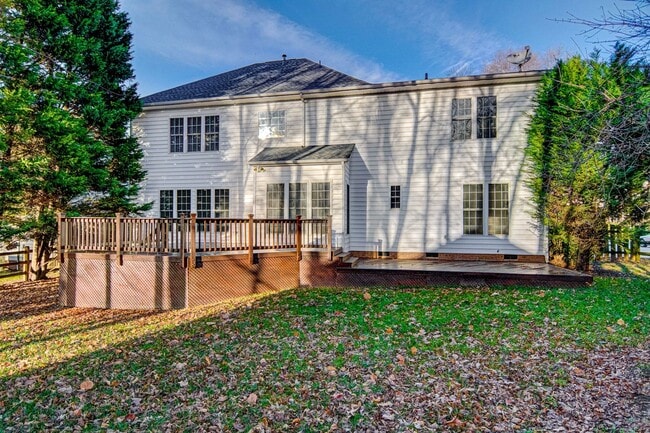 Building Photo - Available Now - Large 5 BD/3 Full Bath Home with Fenced Yard