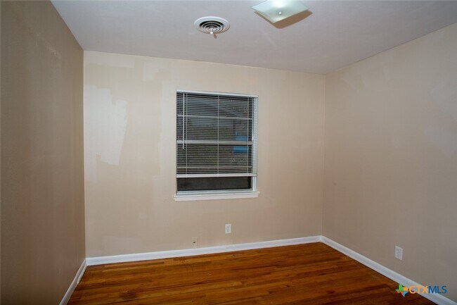 Building Photo - 1405 Missouri Ave