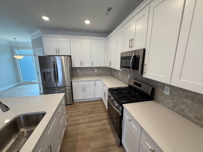 Building Photo - Brand New Townhome in Hickory Ridge School...