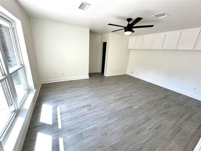 Building Photo - 3007 Broadmoor Dr