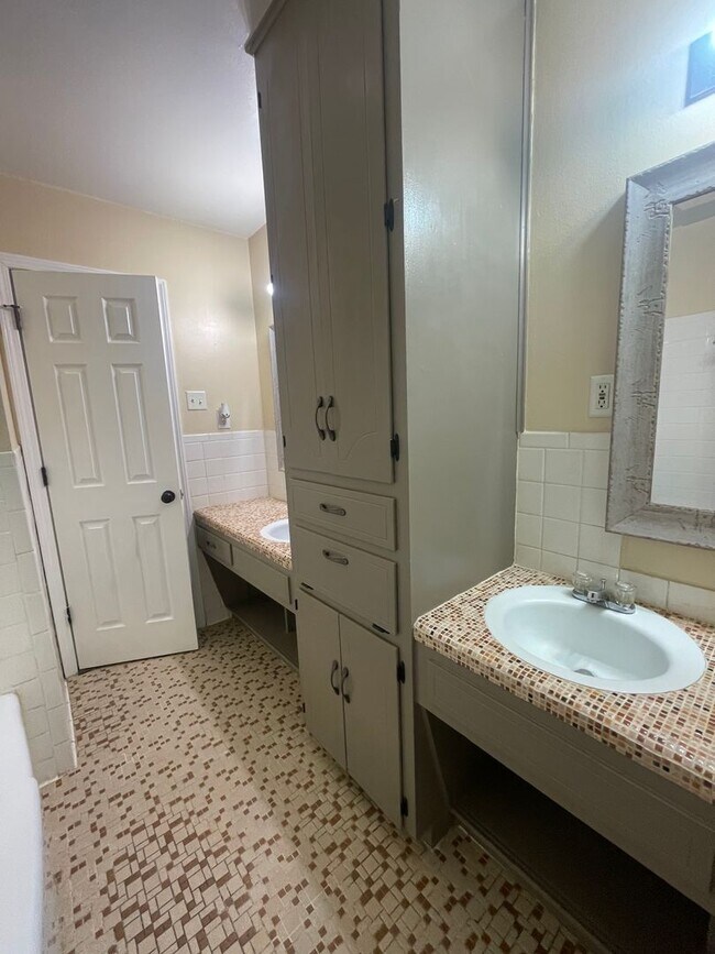 Building Photo - 3 BEDROOM NEAR BONHAM MIDDLE SCHOOL, EASY COMMUTE