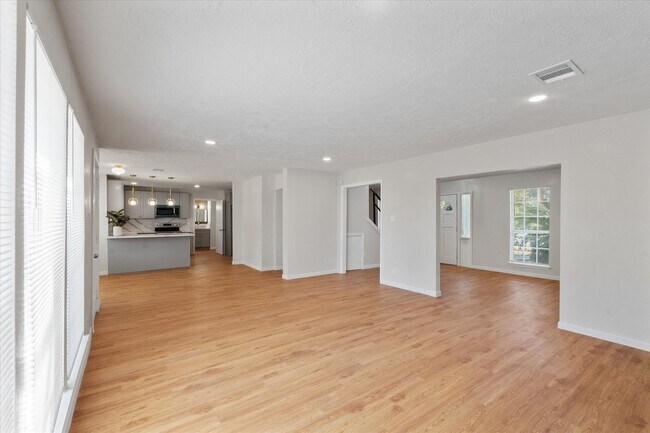 Building Photo - 3811 Woodbriar Dr