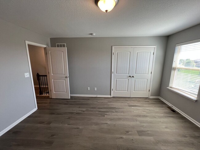 Building Photo - Beautiful 3/2.5 Duplex in Blue Springs!