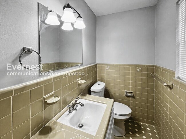 Building Photo - 3 Bed, 1.5 Bath Home with Carport / Pet-Friendly / Vouchers Accepted / Available Now!