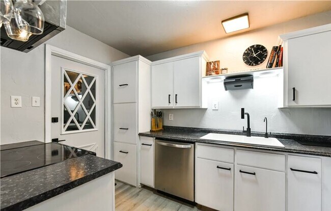 Building Photo - Remodeled 3-bedroom house!  Housing accepted!