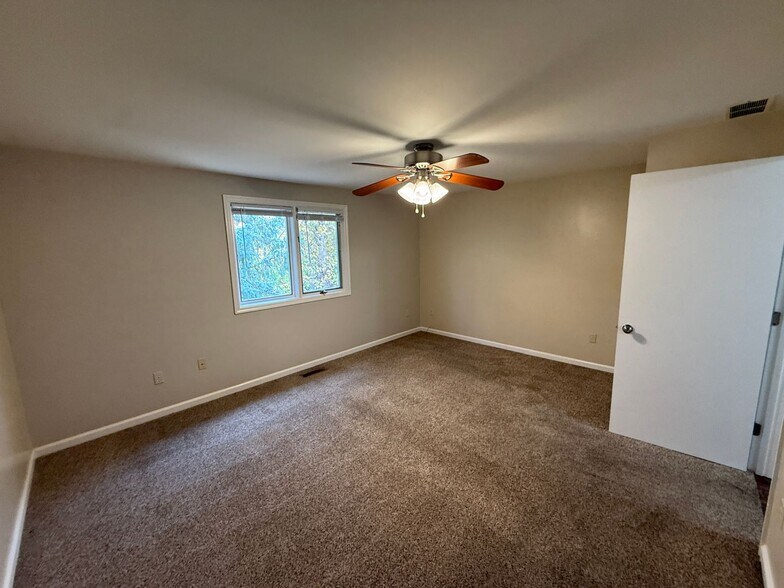 Building Photo - 5722 Bluebird Ct