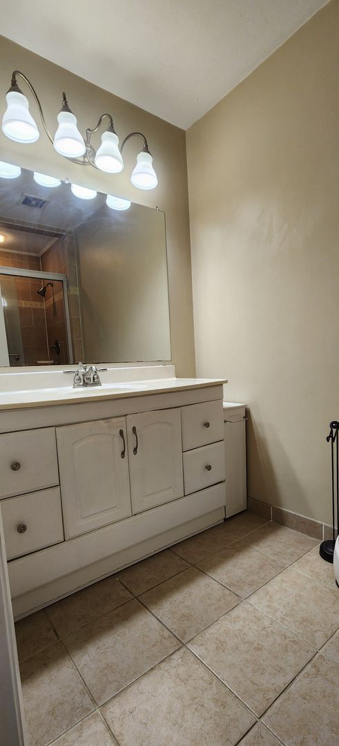 Building Photo - 2 Bed / 2.5 Bath End-Unit Townhome in Mill Run