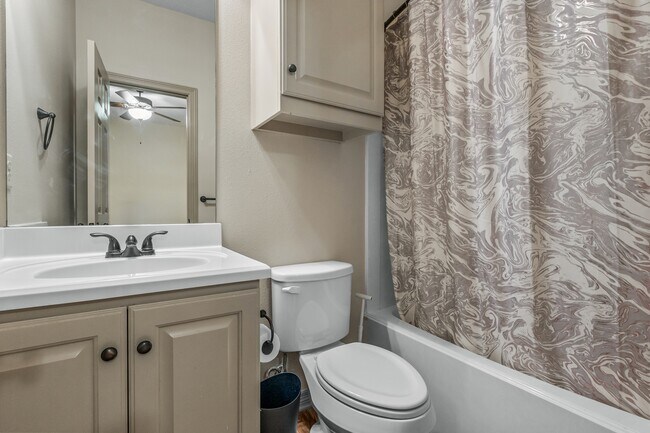 Building Photo - 403 Holleman Dr