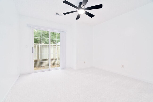 Building Photo - Low-Maintenance Living in Gated Park at Ri...