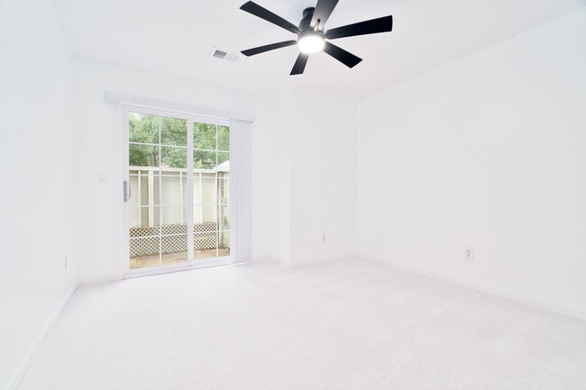 Building Photo - Low-Maintenance Living in Gated Park at Rivers Edge!