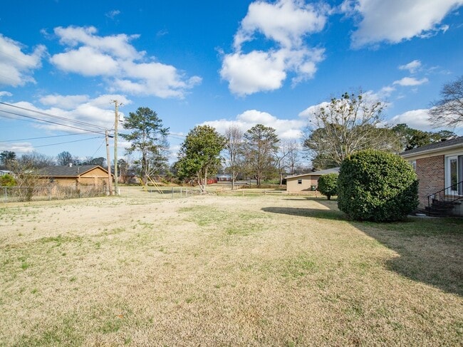 Building Photo - Great location near downtown Athens! Lawn Care included, new LVP flooring! Fenced yard!