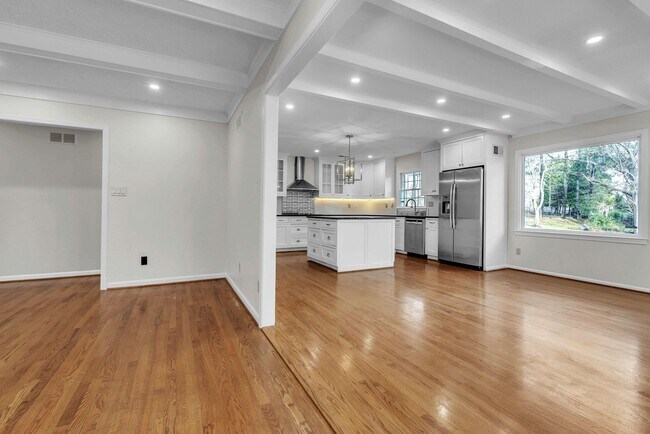 Building Photo - 8616 Chateau Dr