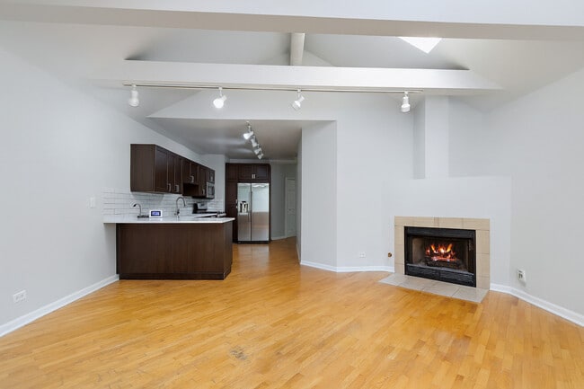 Building Photo - 837 N Marshfield Ave