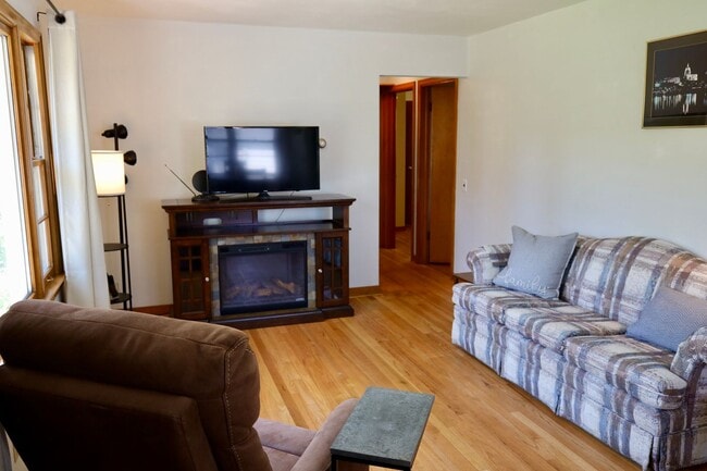Building Photo - 2BR+ Flex Room Ranch Home in Monona – Larg...