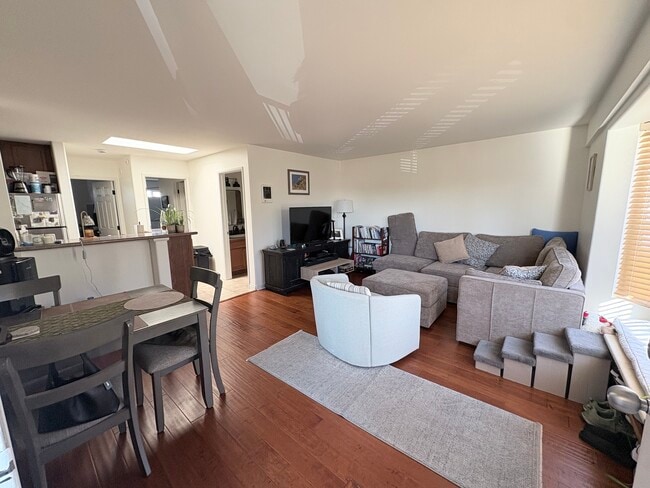 Family room furnished - 5722 Riley St