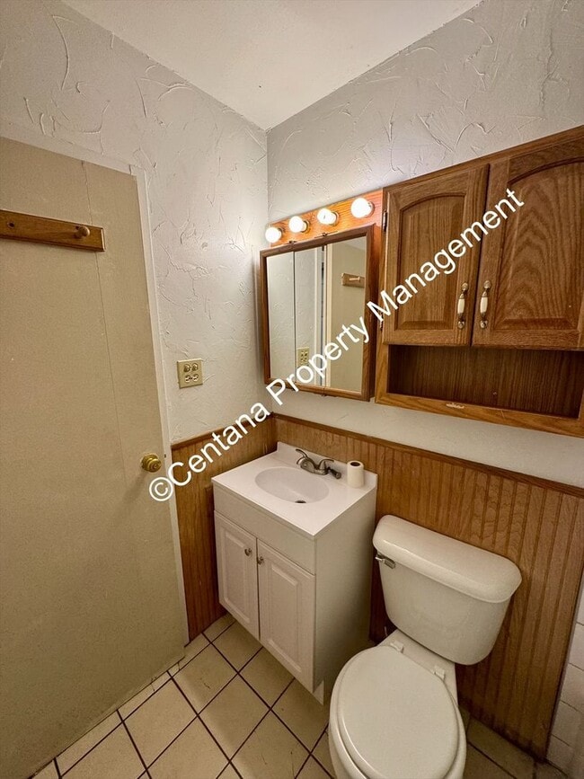 Building Photo - Pet friendly 2 bedroom house with a large lawn!