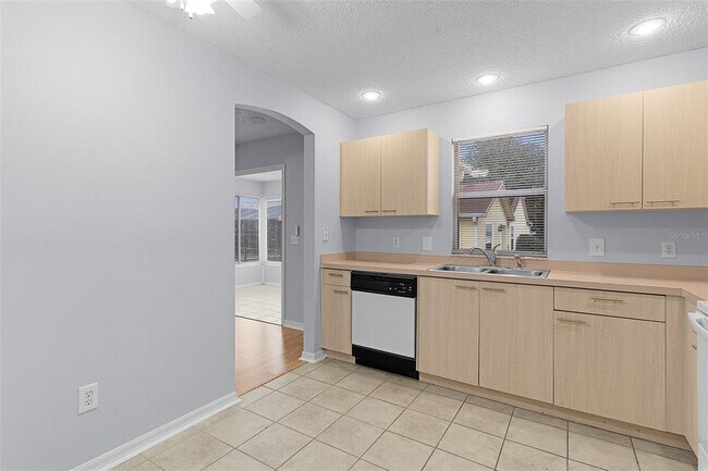 Building Photo - 807 Ramos Dr