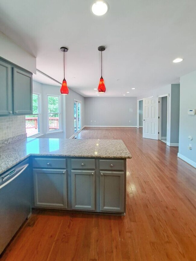 Building Photo - Amazing 4 Bedroom, 4 Bath SFH Corner Lot, ...