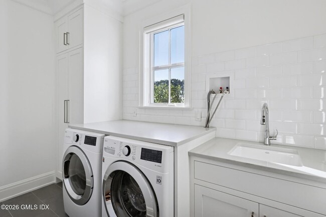 Building Photo - 25 Woodland Dr