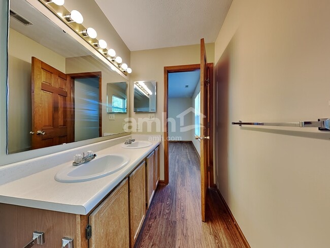 Building Photo - 3326 Redbud Ct