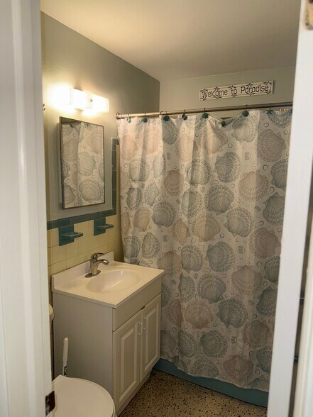 APT B BATHROOM - 2929 Patterson Ave