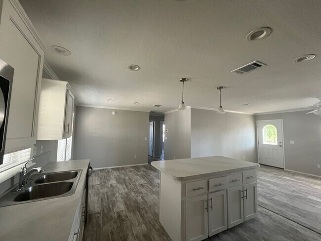 Building Photo - 3 Eland Dr