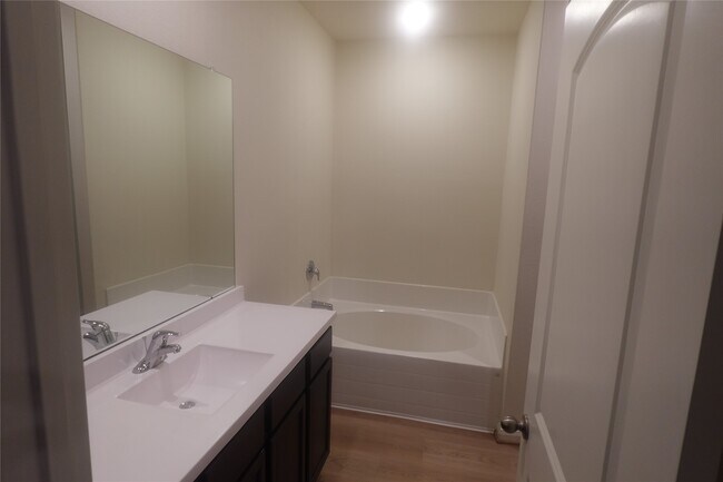 Building Photo - 300 Eastwood Flats Dr