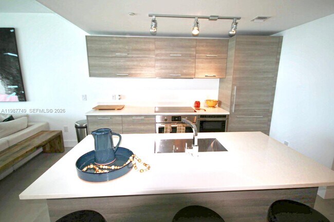 Building Photo - 650 NE 32nd St