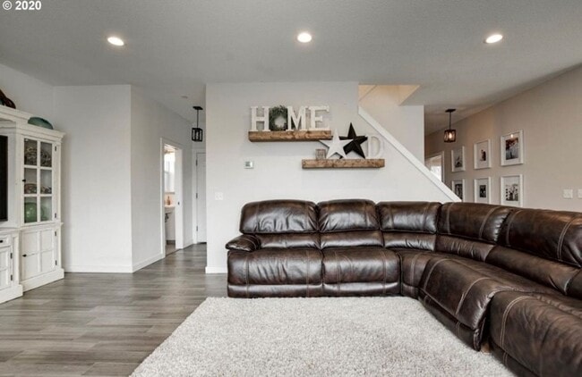 Building Photo - Luxurious 3 Bedroom with Spacious Rooms an...
