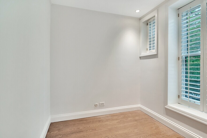 Building Photo - 1228 N Dearborn St