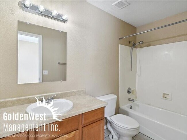 Building Photo - Spacious 4Bdm 2Ba Downtown Duplex