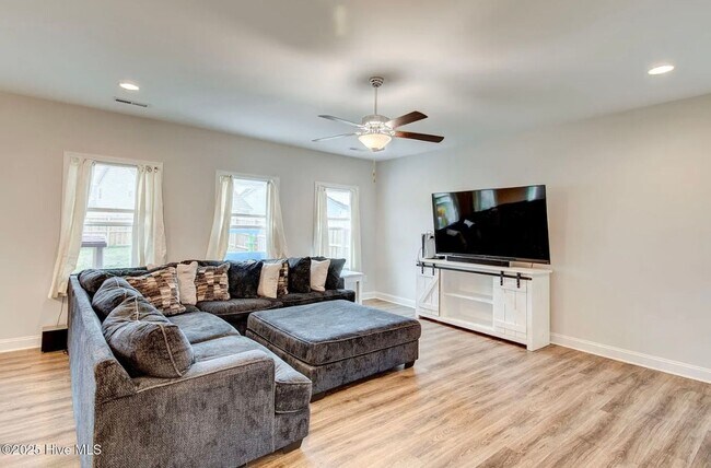 Building Photo - Single Family Home in Desirable Neighborhood