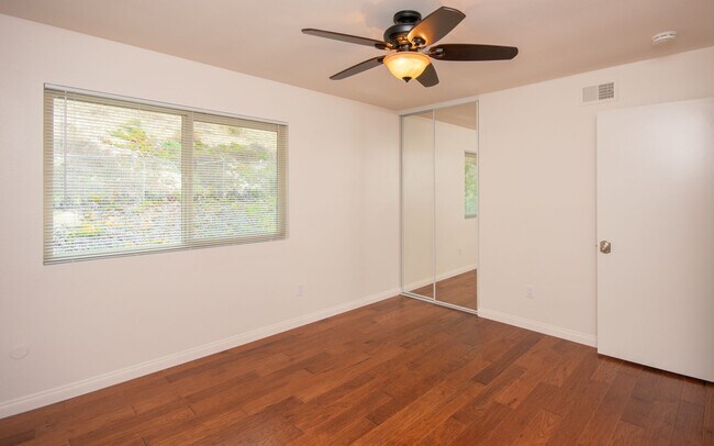 Building Photo - 3 Bedroom, 2.5 Bathroom Townhome!
