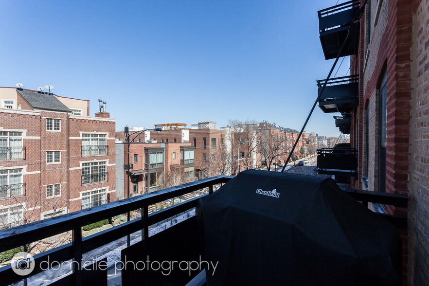 Building Photo - 1735 W Diversey Pkwy