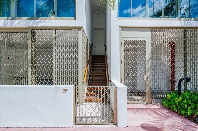 Building Photo - 300 Collins Ave
