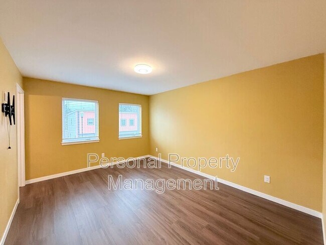 Building Photo - 5711 NE 74th Ct