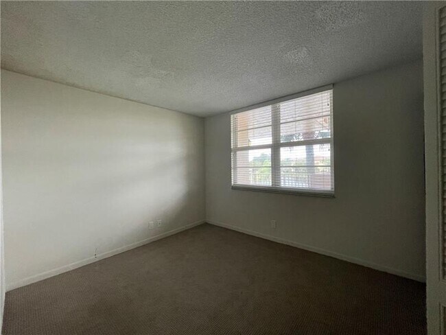 Building Photo - 250 Jacaranda Dr